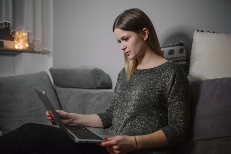 coaching mentalny - kobieta szukająca coacha mentalnego online