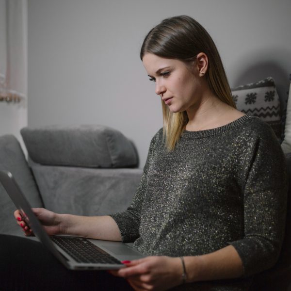 coaching mentalny - kobieta szukająca coacha mentalnego online